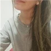 Profesora implante clase a niños de primaria